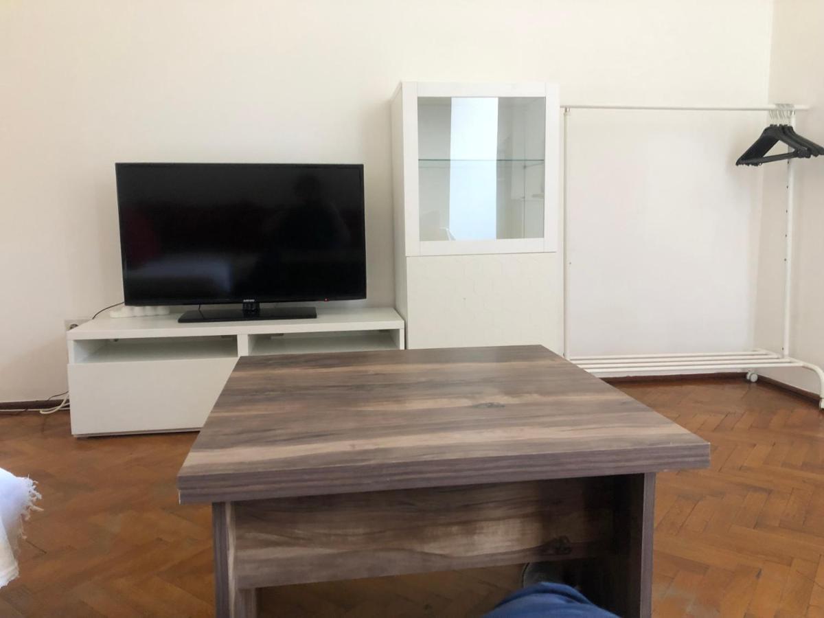 Lovely 1 Bedroom Apartment Close To Old Town Bukarest Exterior foto